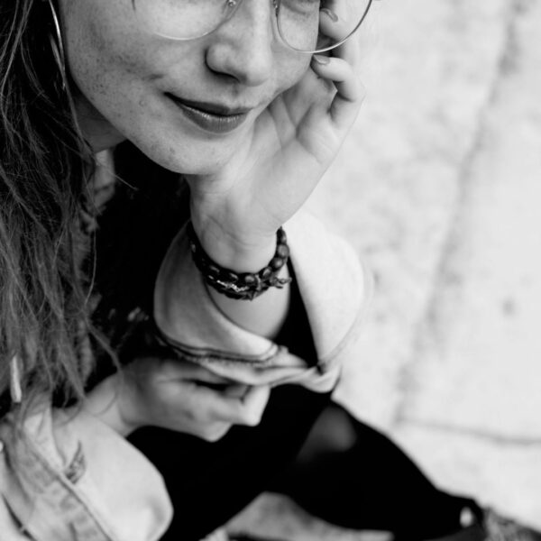 béw-portrait-women-glasses