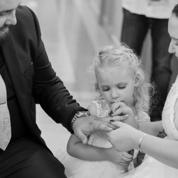 wedding-handing-rings