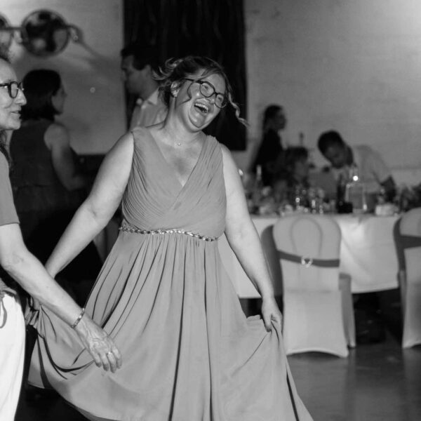 b&w-wedding-smiling-women