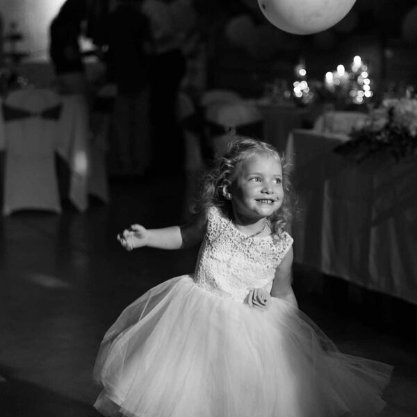 b&w-wedding-smiling-girl