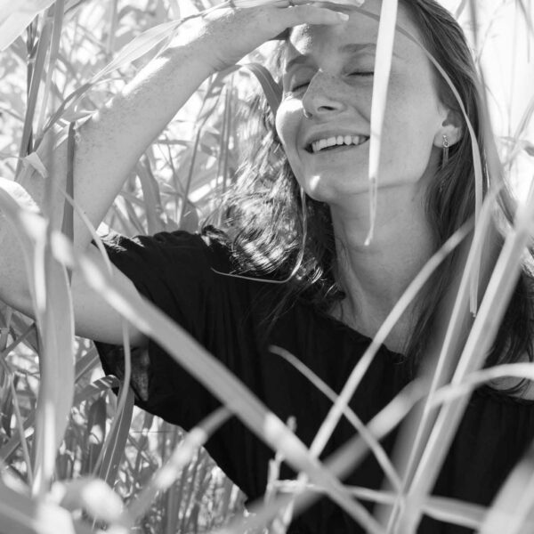 b&w-model-smiling-tallgrass