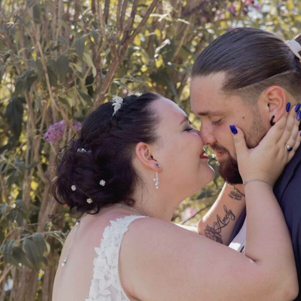 engagement-couple-kiss