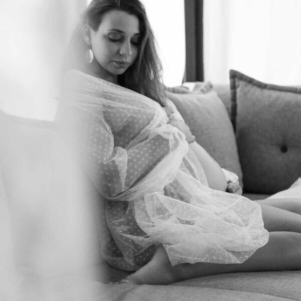 b&w-pregnancy-model