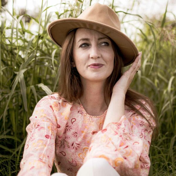 nature-model-lookingleft