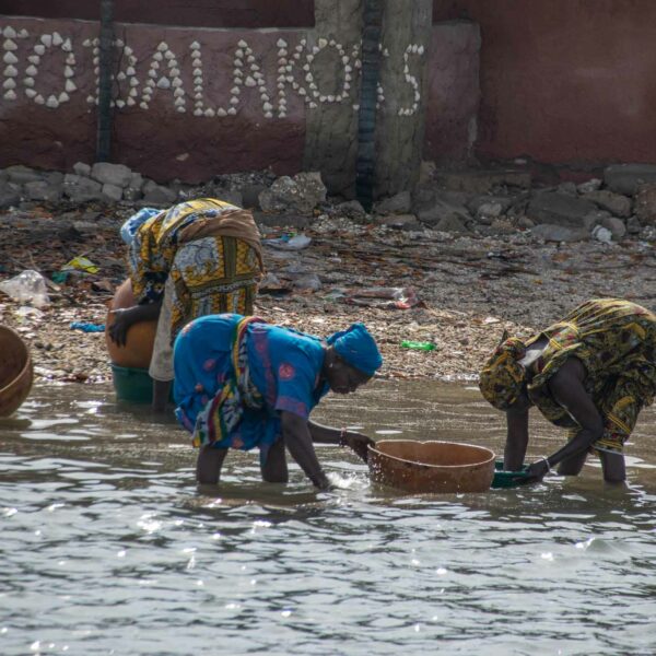 women-senegal-river