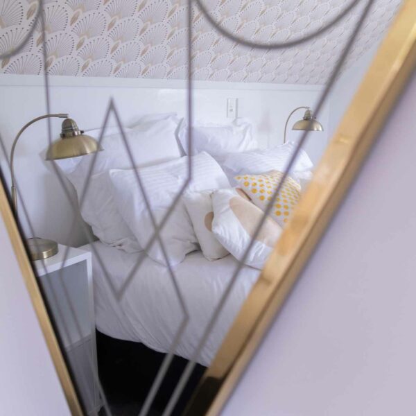hotel-mirror-bed